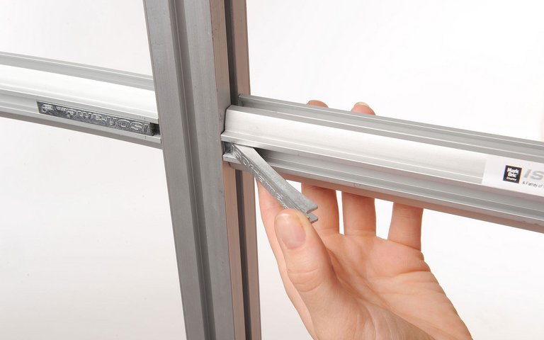 Mobile exhibition stand - ISOframe Wave quick-clamp connection